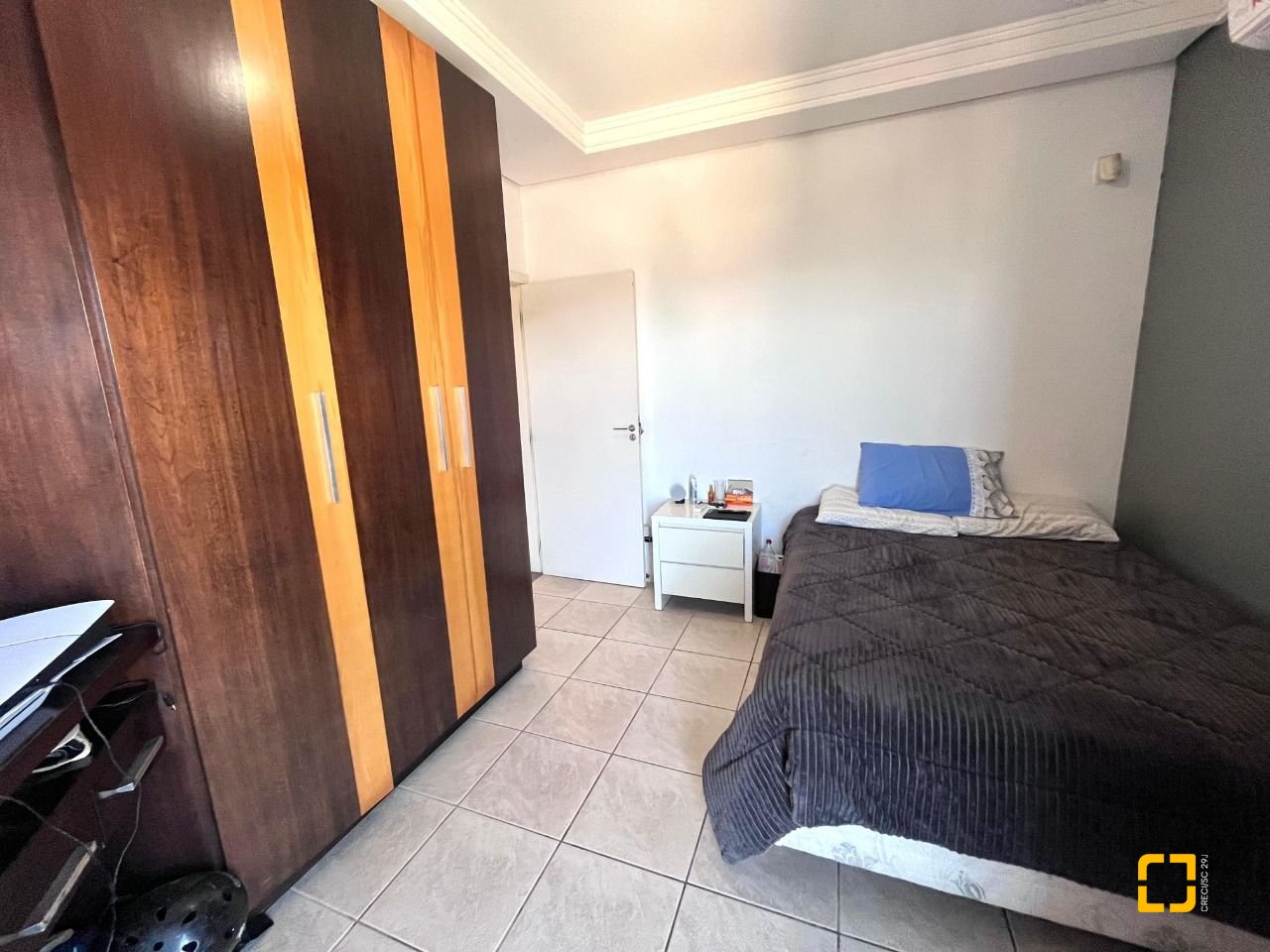 Casa com 348m², 5 quartos (sendo 2 suítes), 5 garagens, no bairro Centro em São José