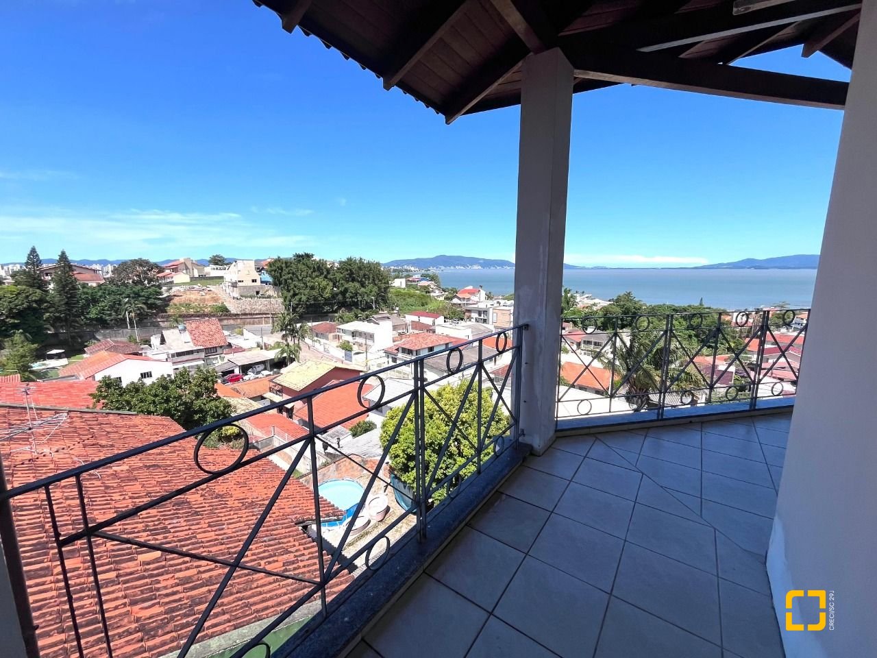 Casa com 348m², 5 quartos (sendo 2 suítes), 5 garagens, no bairro Centro em São José