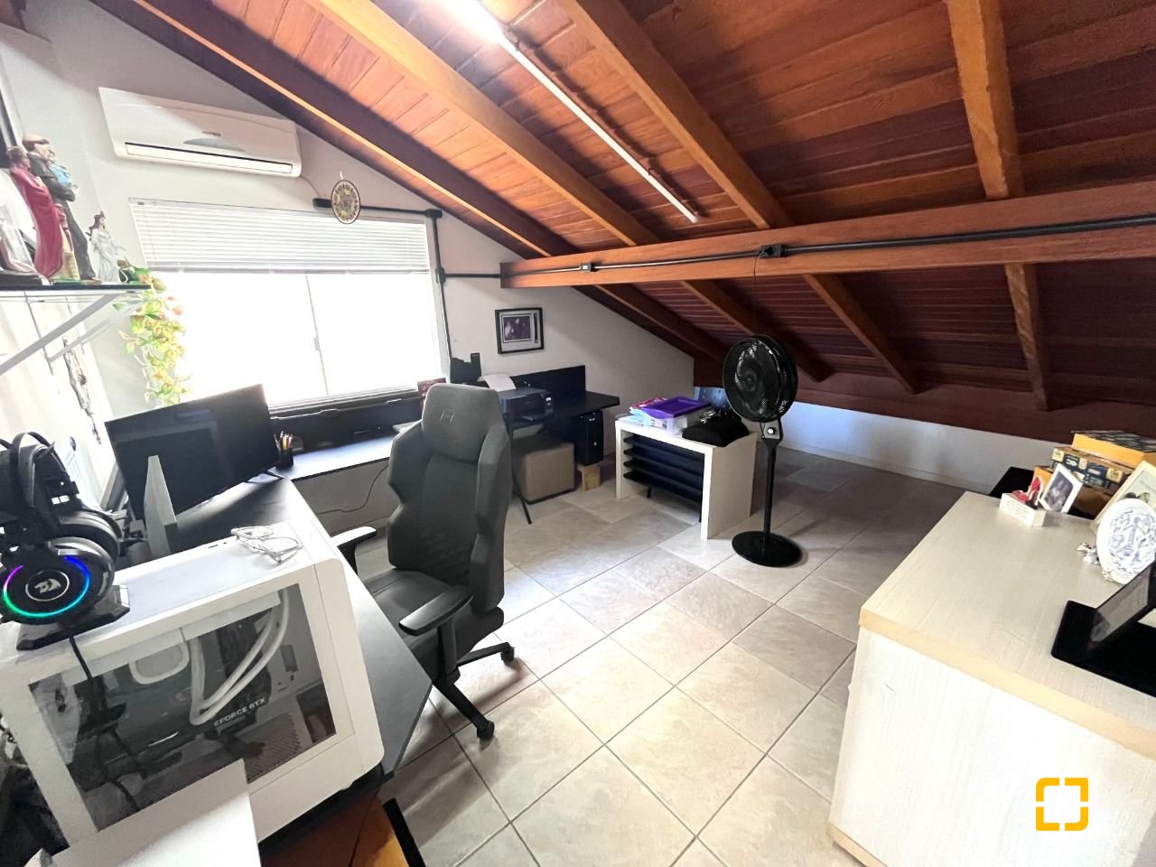 Casa com 348m², 5 quartos (sendo 2 suítes), 5 garagens, no bairro Centro em São José