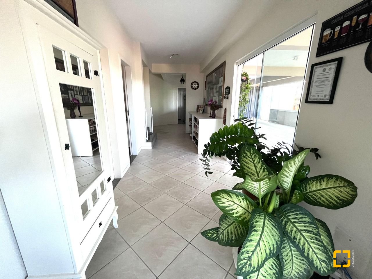 Casa com 348m², 5 quartos (sendo 2 suítes), 5 garagens, no bairro Centro em São José