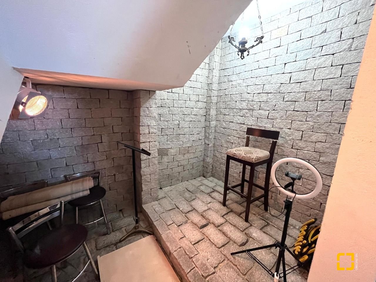 Casa com 348m², 5 quartos (sendo 2 suítes), 5 garagens, no bairro Centro em São José