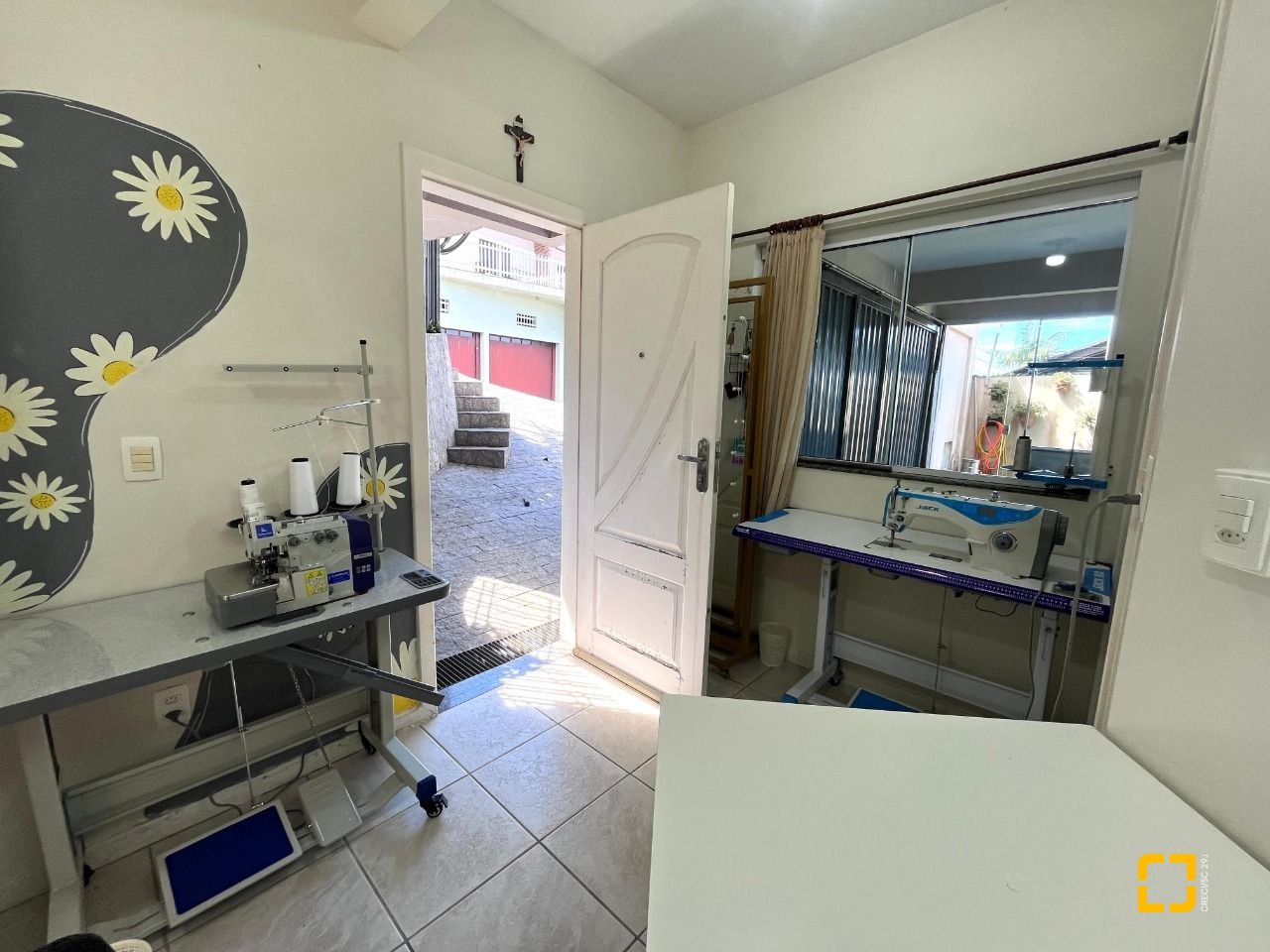 Casa com 348m², 5 quartos (sendo 2 suítes), 5 garagens, no bairro Centro em São José