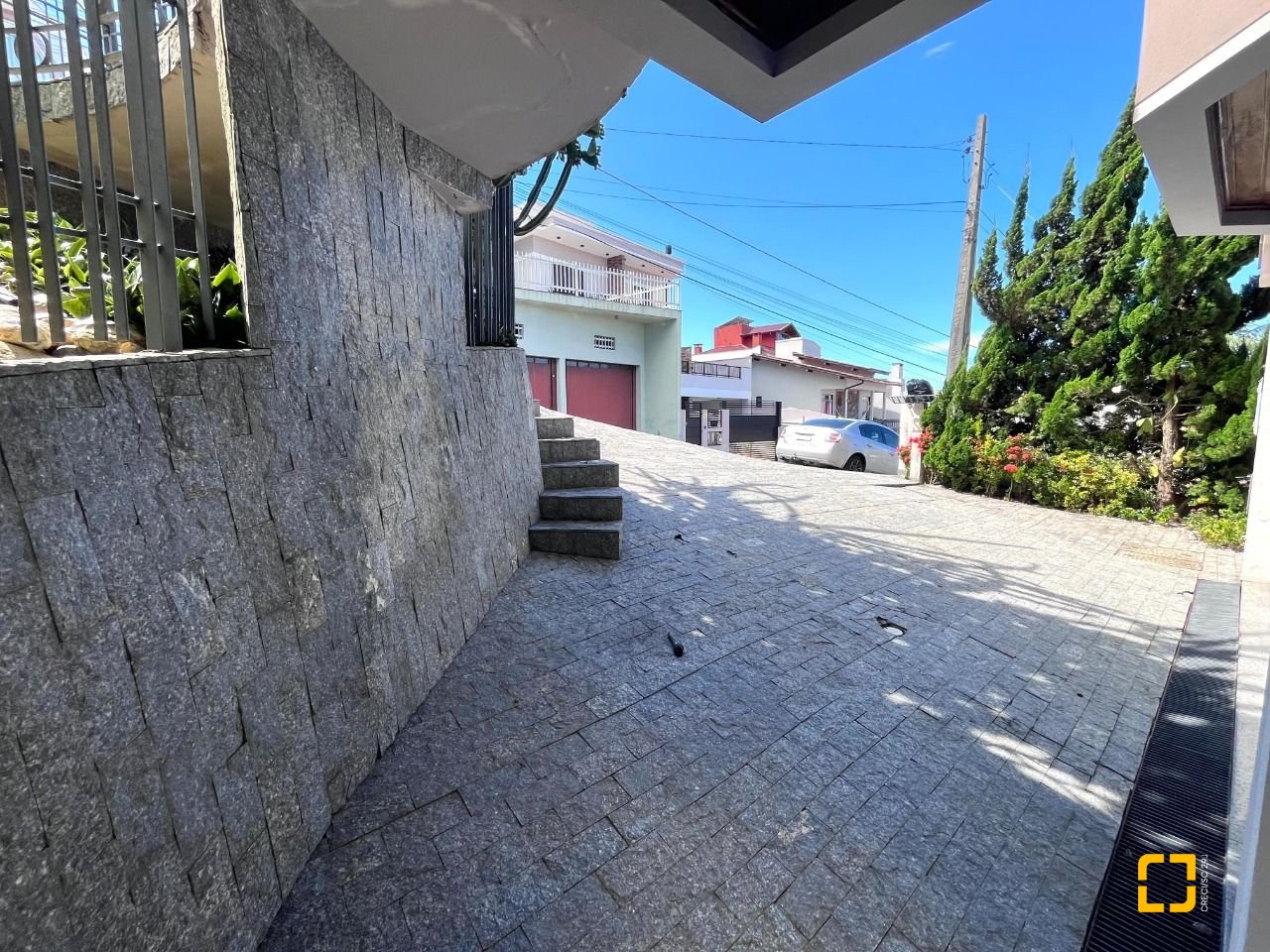 Casa com 348m², 5 quartos (sendo 2 suítes), 5 garagens, no bairro Centro em São José