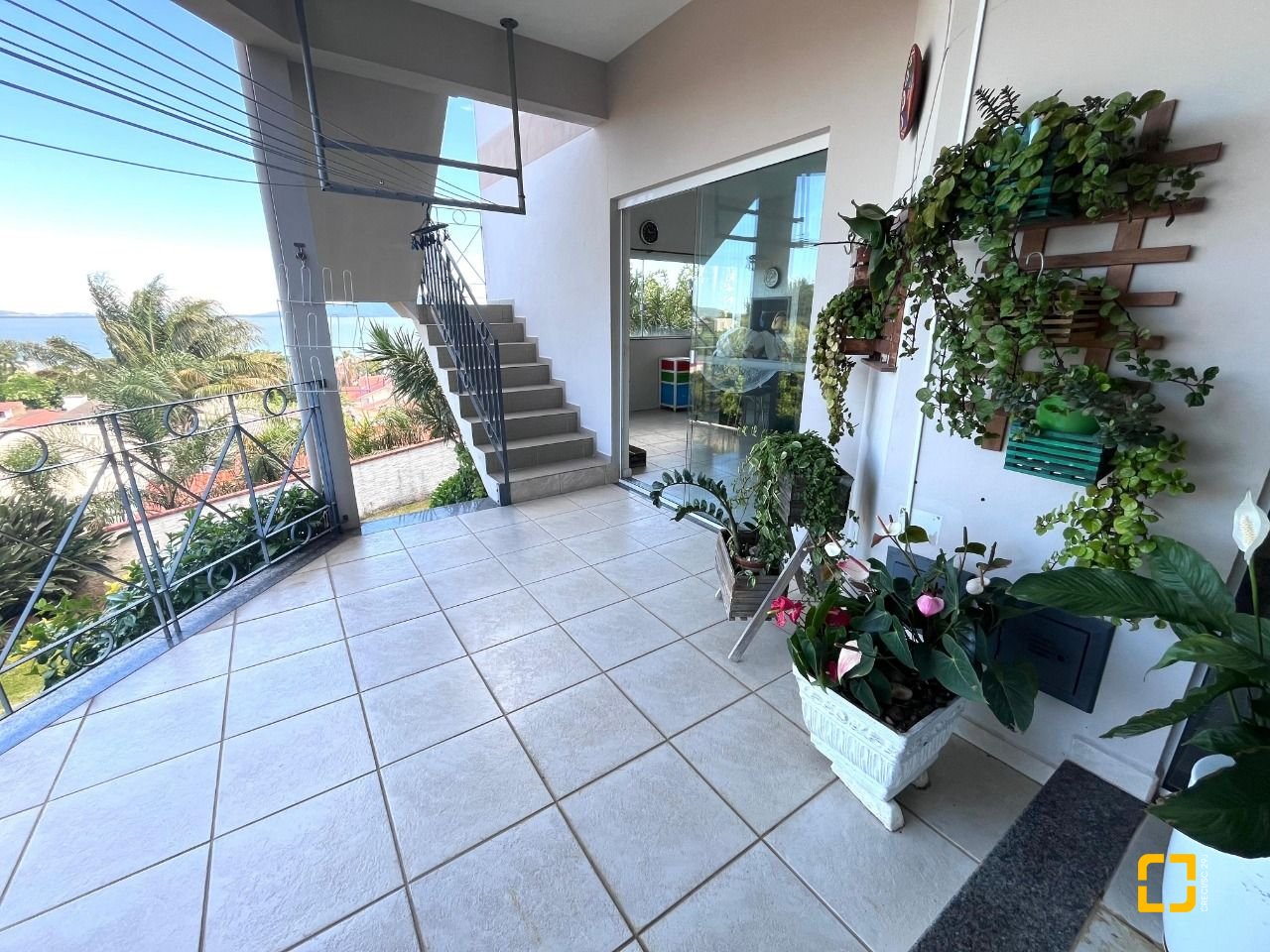 Casa com 348m², 5 quartos (sendo 2 suítes), 5 garagens, no bairro Centro em São José