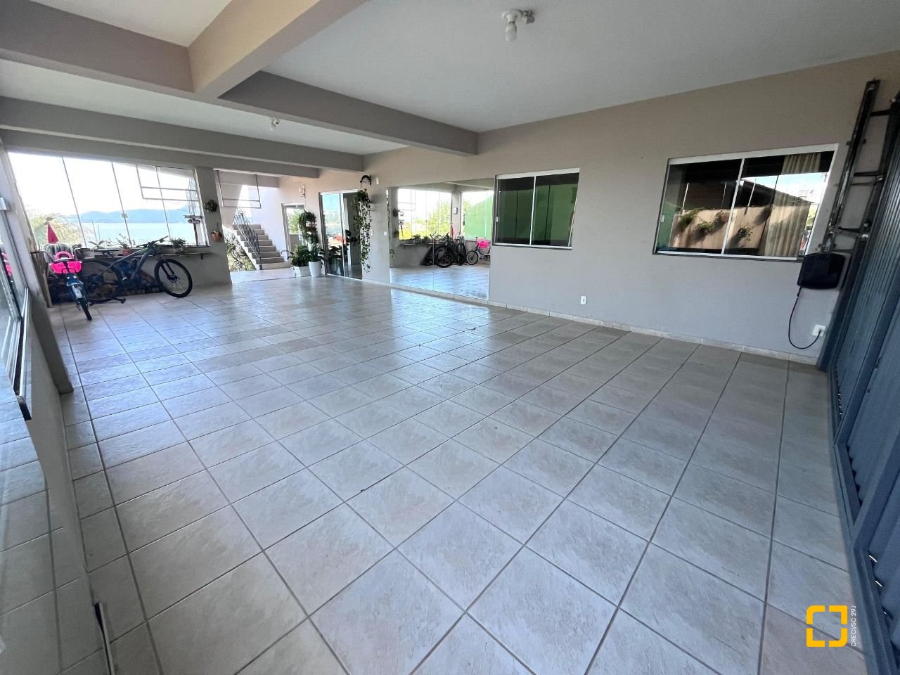 Casa com 348m², 5 quartos (sendo 2 suítes), 5 garagens, no bairro Centro em São José