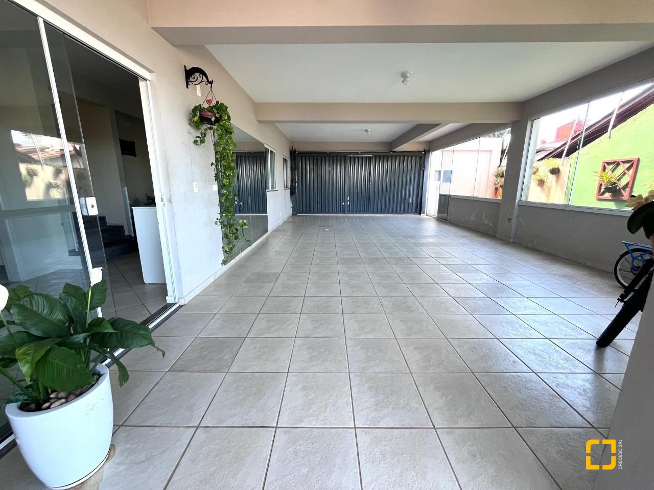 Casa com 348m², 5 quartos (sendo 2 suítes), 5 garagens, no bairro Centro em São José