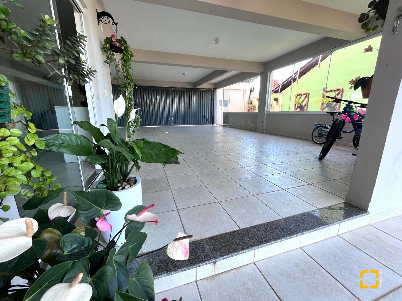 Casa com 348m², 5 quartos (sendo 2 suítes), 5 garagens, no bairro Centro em São José