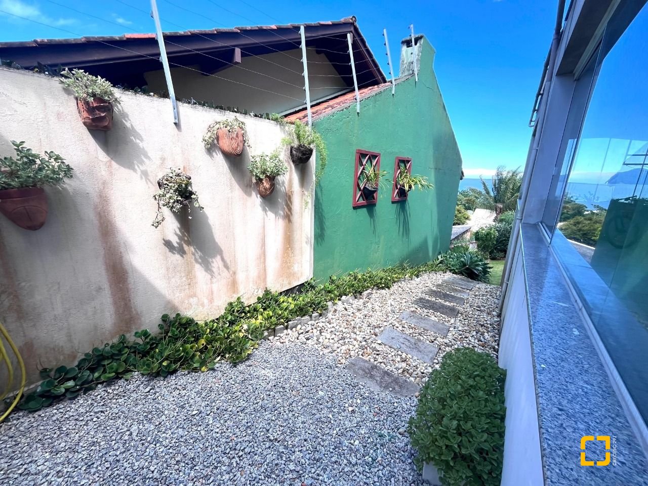 Casa com 348m², 5 quartos (sendo 2 suítes), 5 garagens, no bairro Centro em São José