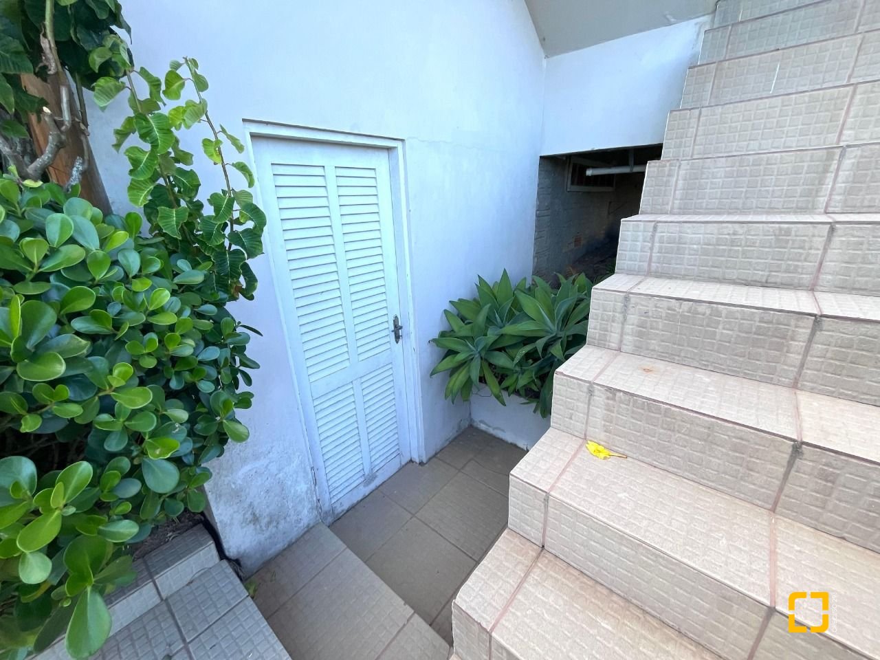 Casa com 348m², 5 quartos (sendo 2 suítes), 5 garagens, no bairro Centro em São José