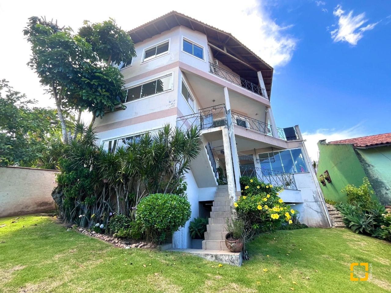 Casa com 348m², 5 quartos (sendo 2 suítes), 5 garagens, no bairro Centro em São José