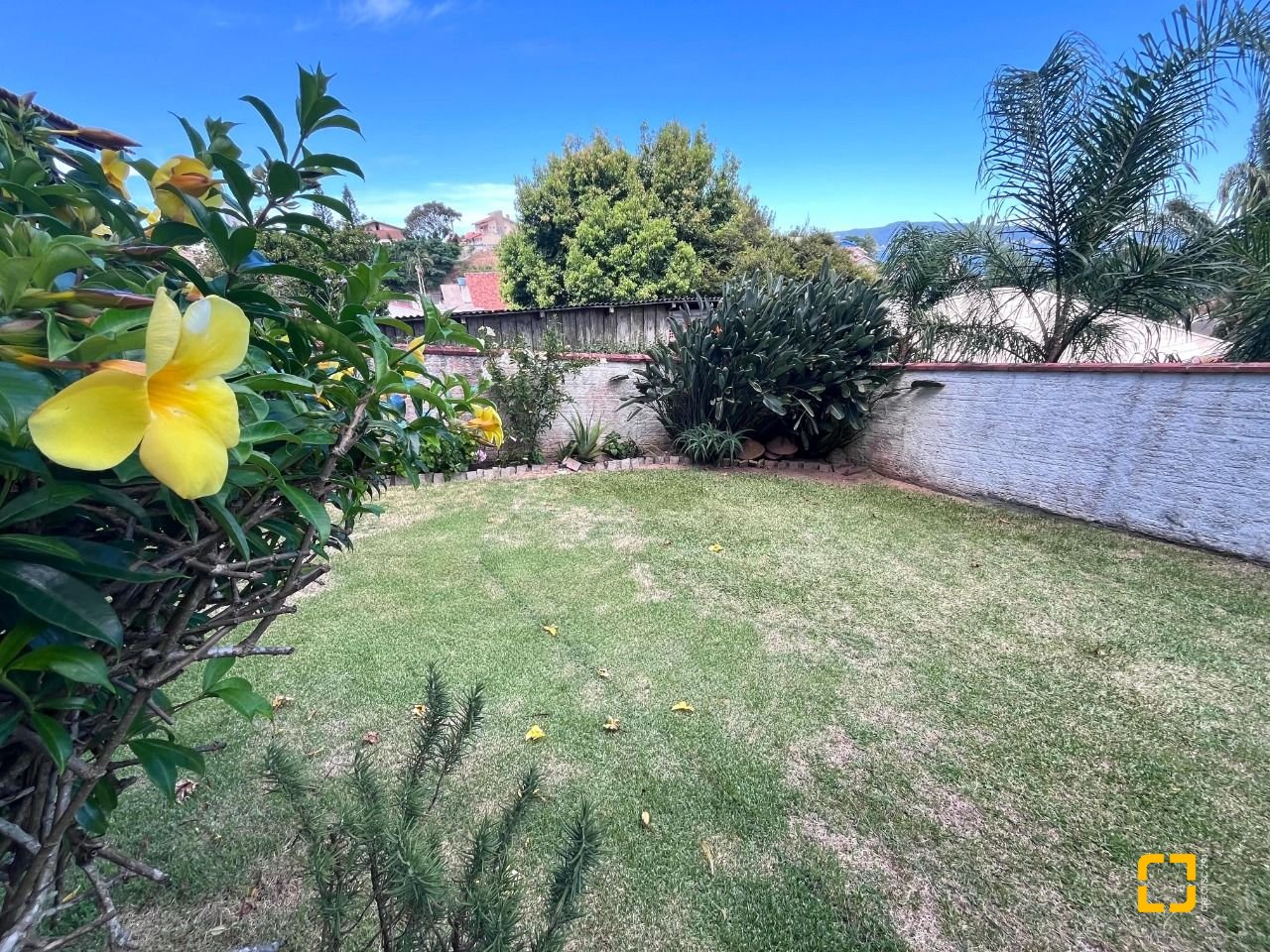 Casa com 348m², 5 quartos (sendo 2 suítes), 5 garagens, no bairro Centro em São José