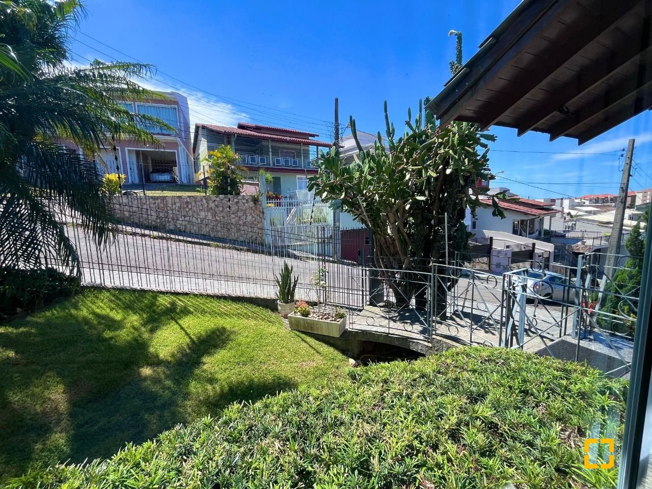 Casa com 348m², 5 quartos (sendo 2 suítes), 5 garagens, no bairro Centro em São José