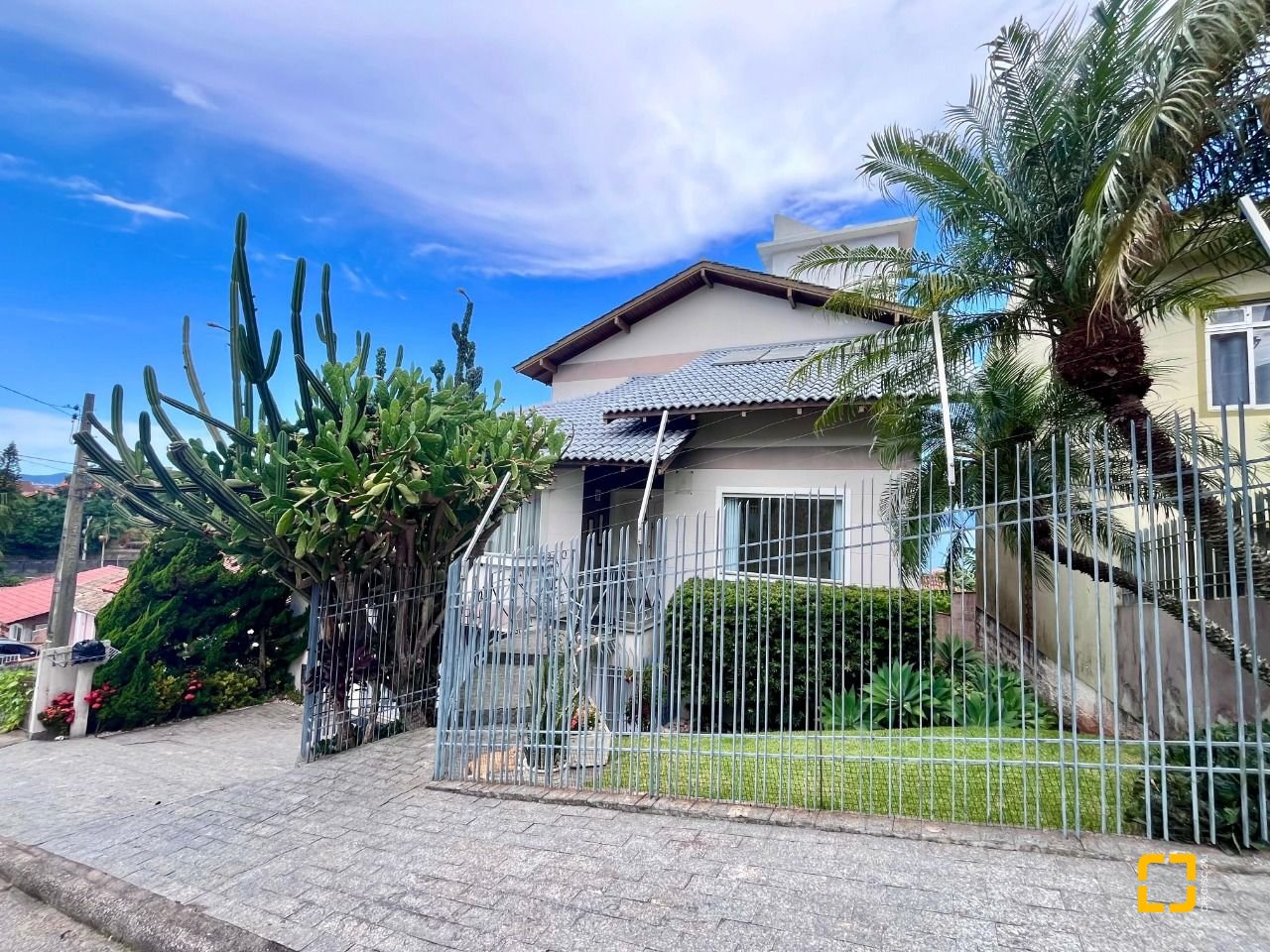 Casa com 348m², 5 quartos (sendo 2 suítes), 5 garagens, no bairro Centro em São José