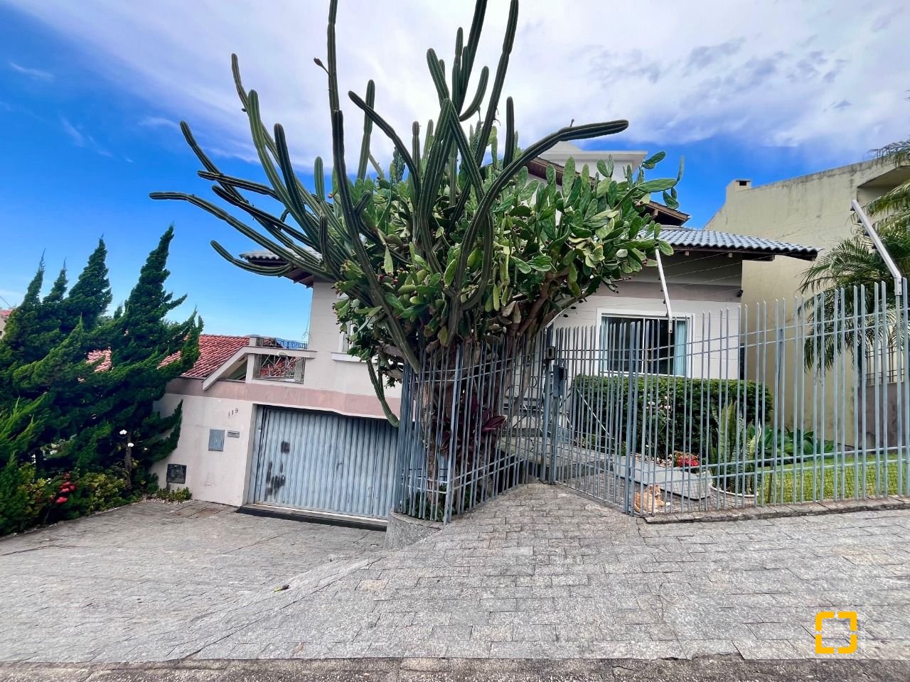 Casa com 348m², 5 quartos (sendo 2 suítes), 5 garagens, no bairro Centro em São José