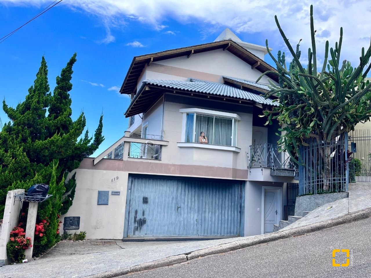 Casa com 348m², 5 quartos (sendo 2 suítes), 5 garagens, no bairro Centro em São José