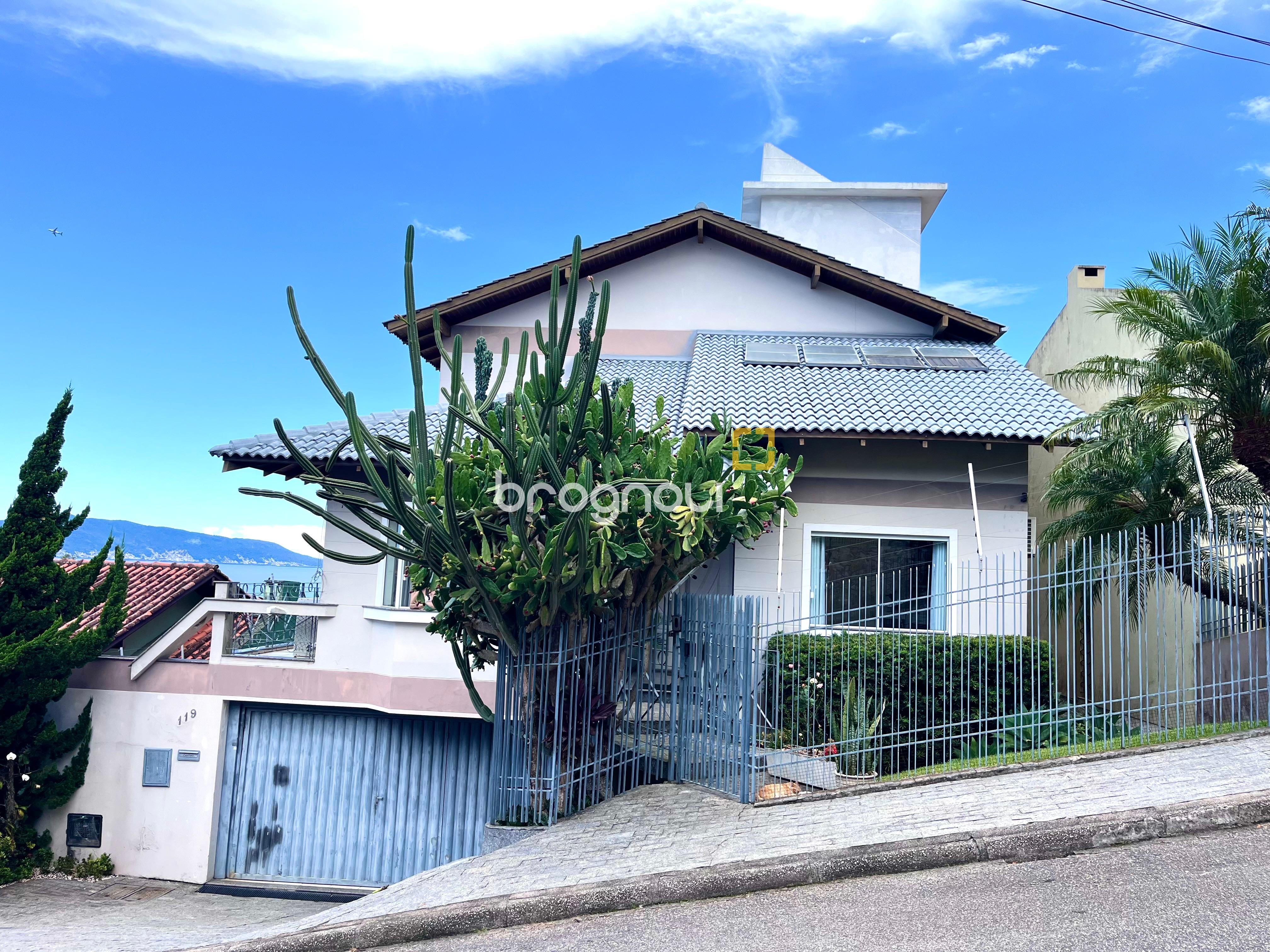 Casa com 348m², 5 quartos (sendo 2 suítes), 5 garagens, no bairro Centro em São José
