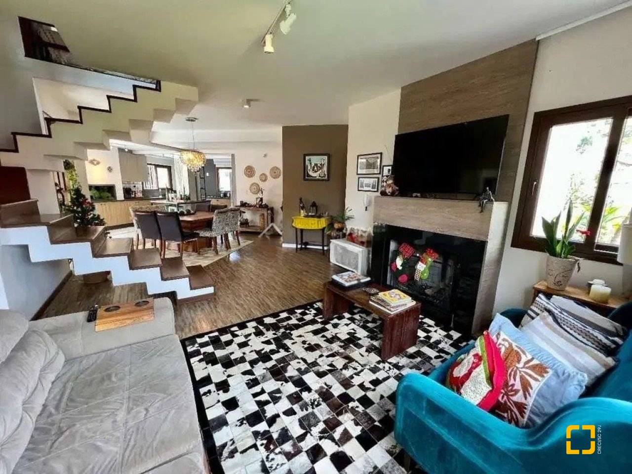 Casa com 203m², 5 quartos (sendo 1 suíte), 2 garagens, no bairro Sambaqui em Florianópolis