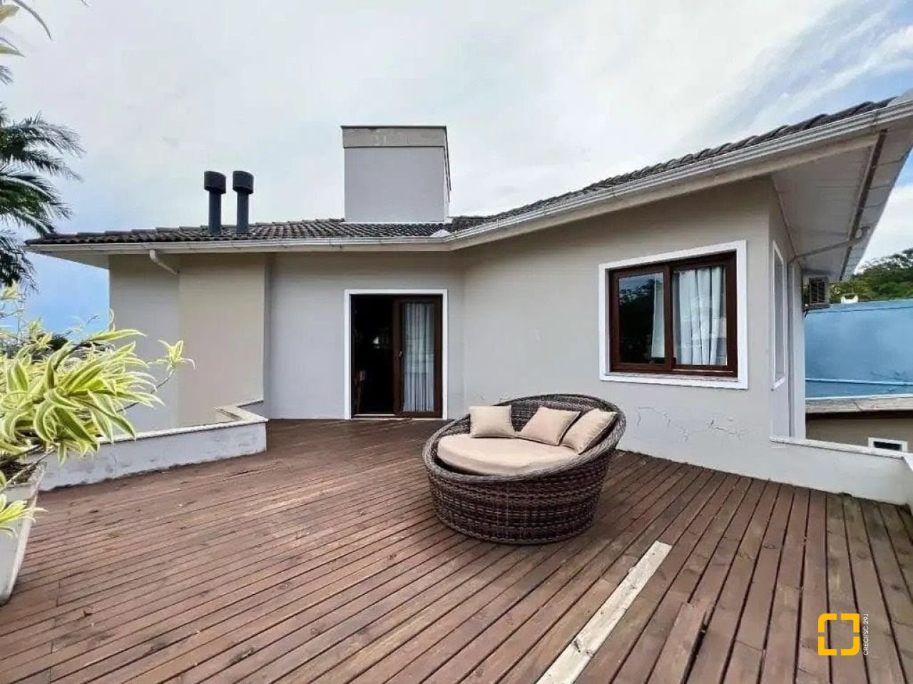 Casa com 203m², 5 quartos (sendo 1 suíte), 2 garagens, no bairro Sambaqui em Florianópolis