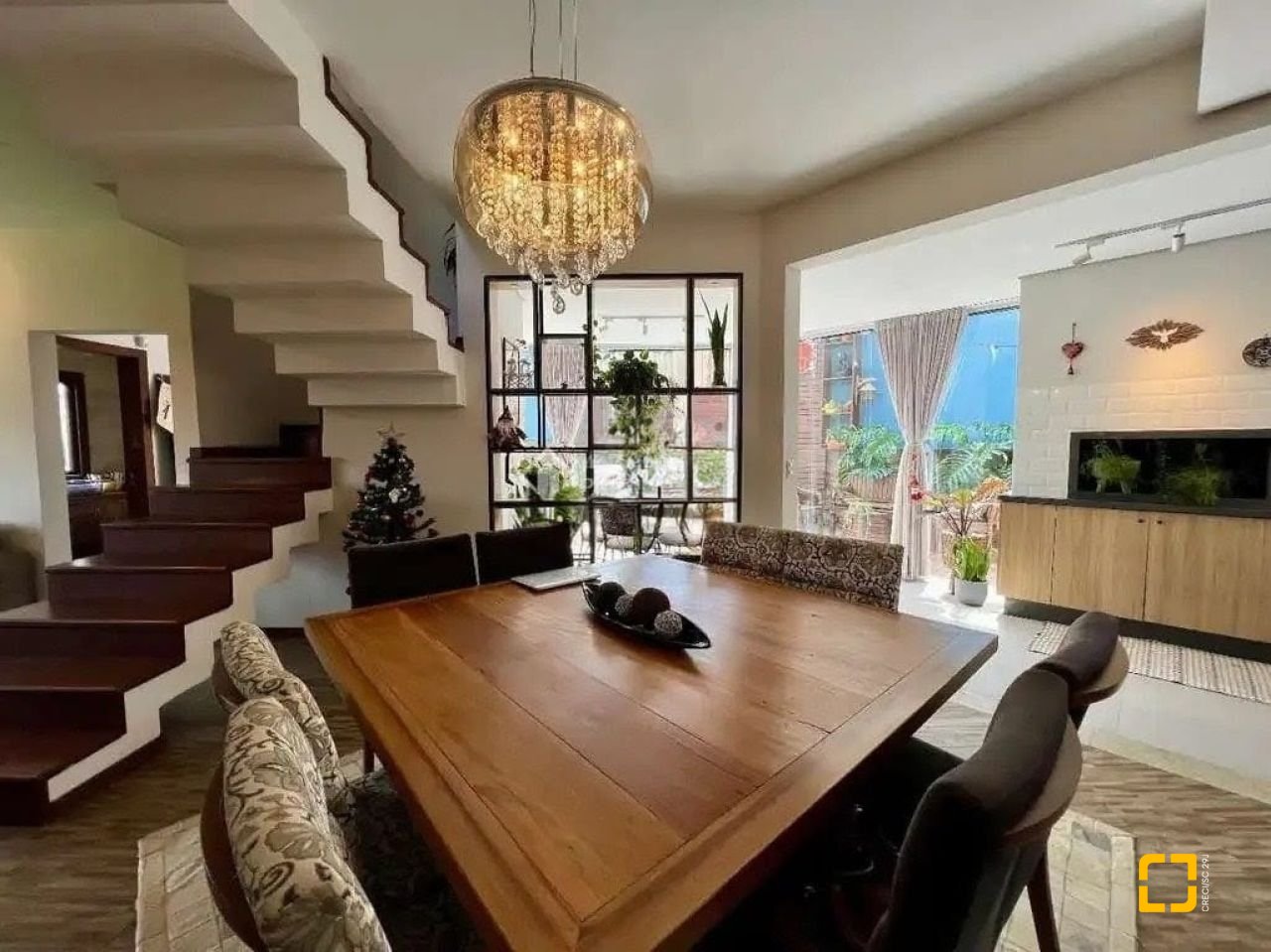 Casa com 203m², 5 quartos (sendo 1 suíte), 2 garagens, no bairro Sambaqui em Florianópolis