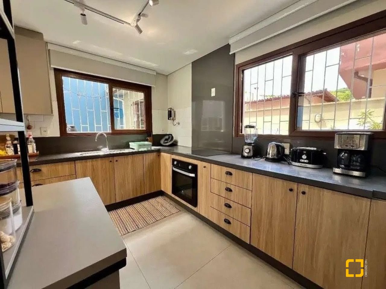 Casa com 203m², 5 quartos (sendo 1 suíte), 2 garagens, no bairro Sambaqui em Florianópolis