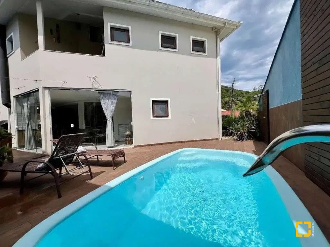 Casa com 203m², 5 quartos (sendo 1 suíte), 2 garagens, no bairro Sambaqui em Florianópolis