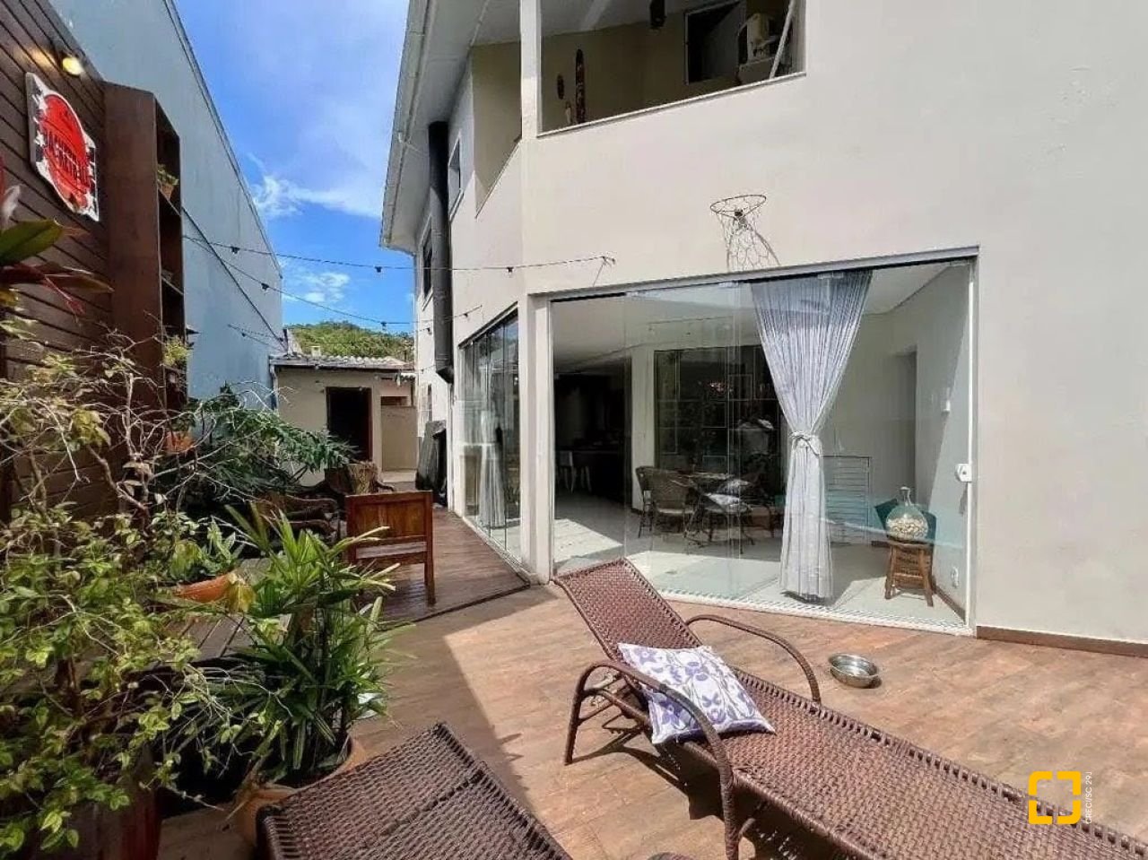 Casa com 203m², 5 quartos (sendo 1 suíte), 2 garagens, no bairro Sambaqui em Florianópolis