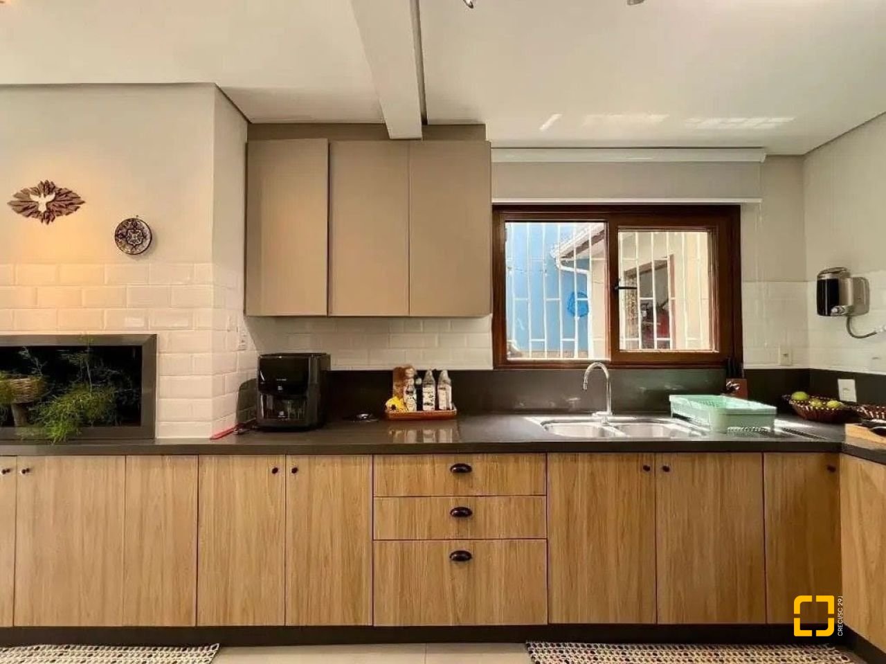 Casa com 203m², 5 quartos (sendo 1 suíte), 2 garagens, no bairro Sambaqui em Florianópolis
