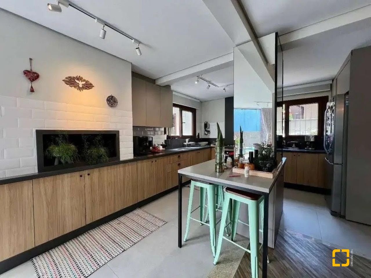 Casa com 203m², 5 quartos (sendo 1 suíte), 2 garagens, no bairro Sambaqui em Florianópolis