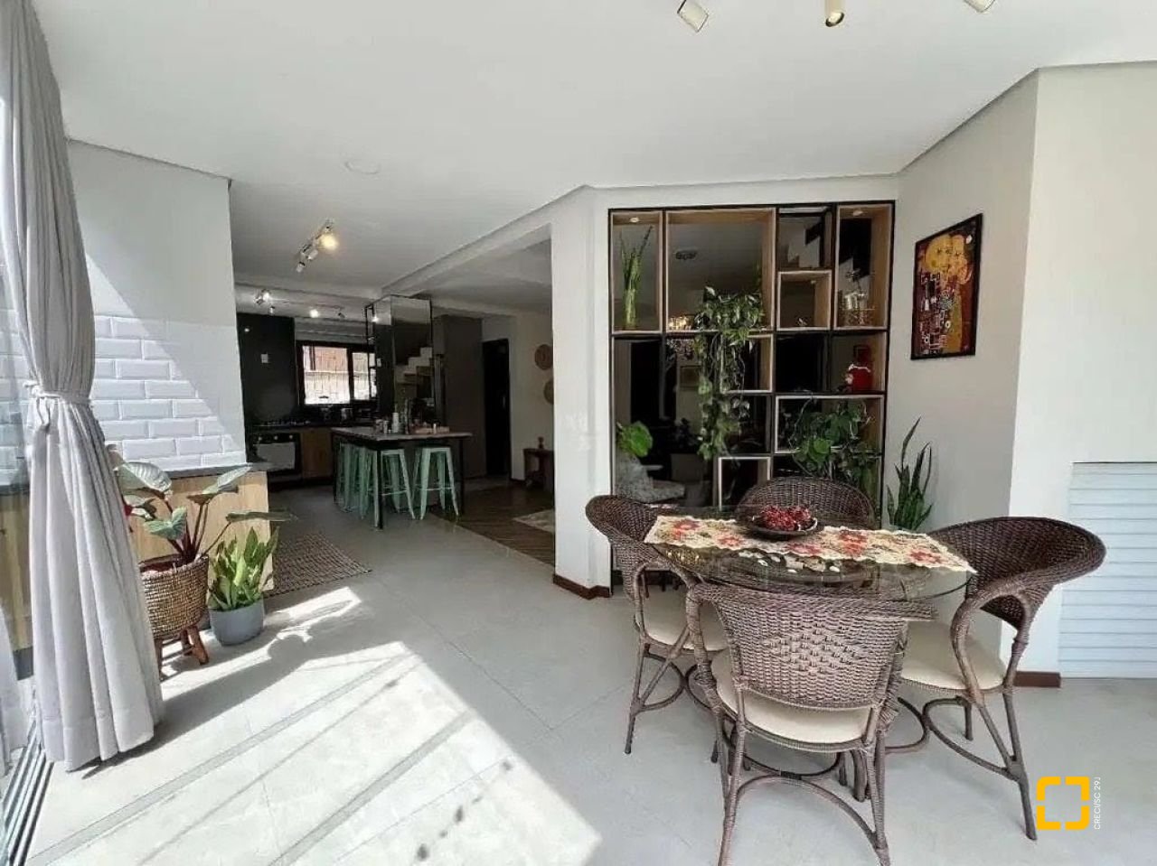 Casa com 203m², 5 quartos (sendo 1 suíte), 2 garagens, no bairro Sambaqui em Florianópolis