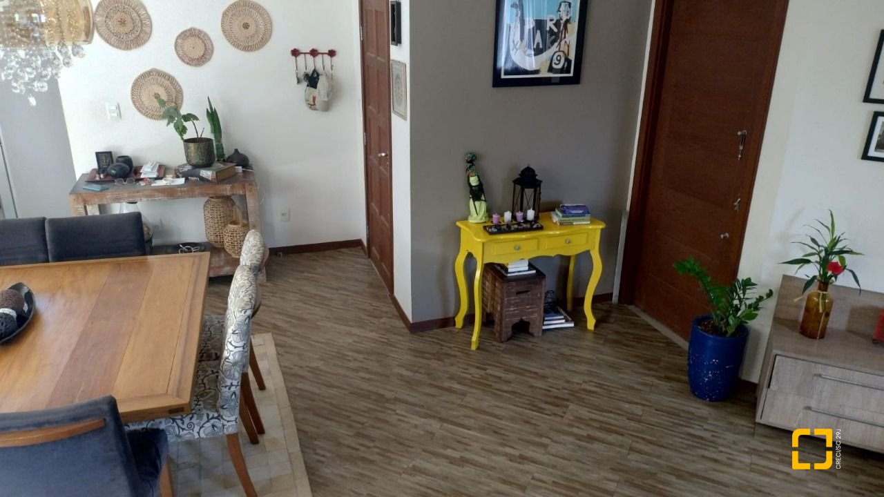 Casa com 203m², 5 quartos (sendo 1 suíte), 2 garagens, no bairro Sambaqui em Florianópolis
