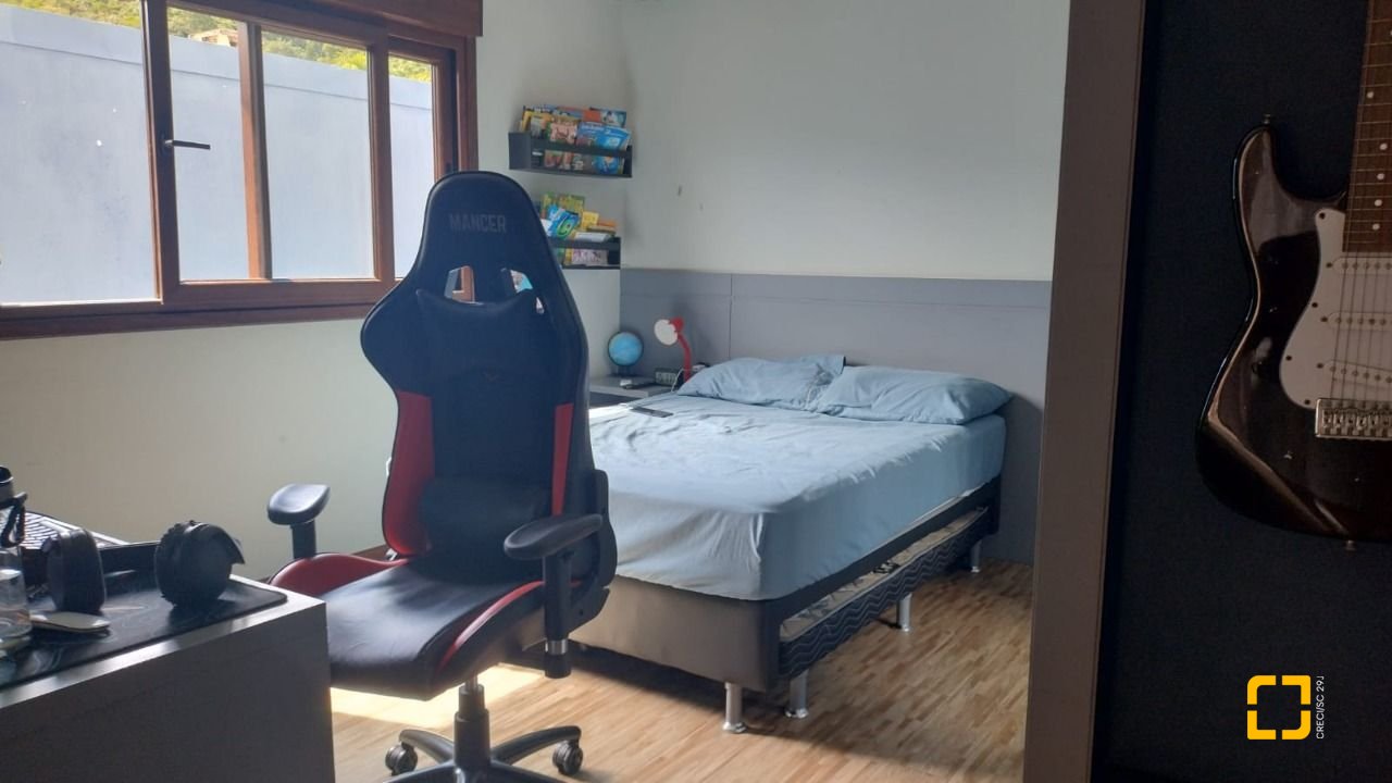 Casa com 203m², 5 quartos (sendo 1 suíte), 2 garagens, no bairro Sambaqui em Florianópolis