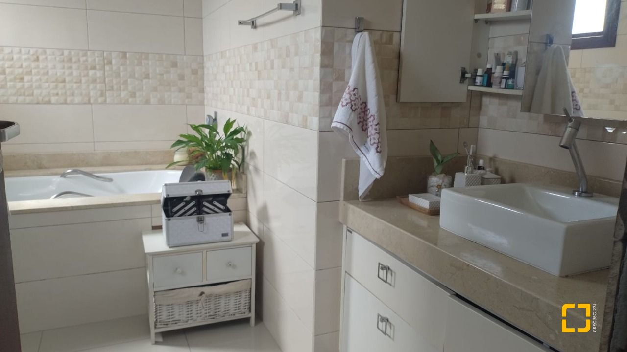 Casa com 203m², 5 quartos (sendo 1 suíte), 2 garagens, no bairro Sambaqui em Florianópolis