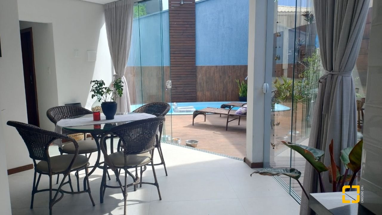 Casa com 203m², 5 quartos (sendo 1 suíte), 2 garagens, no bairro Sambaqui em Florianópolis