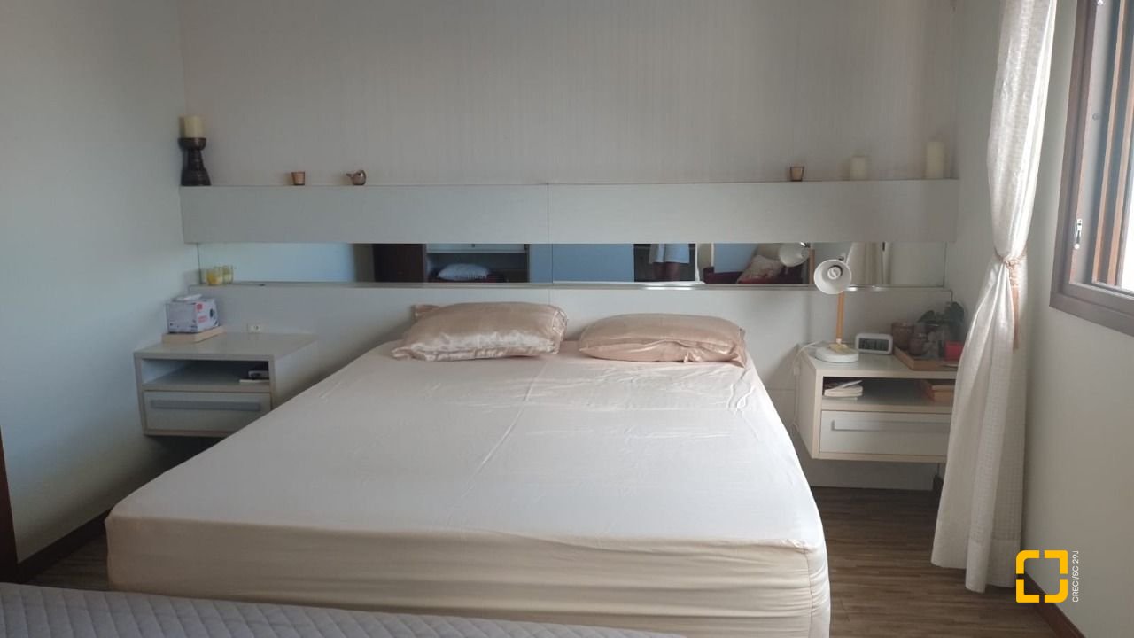 Casa com 203m², 5 quartos (sendo 1 suíte), 2 garagens, no bairro Sambaqui em Florianópolis
