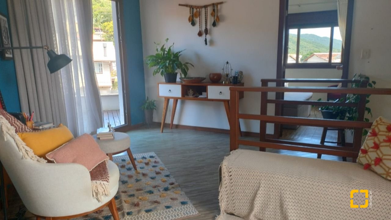 Casa com 203m², 5 quartos (sendo 1 suíte), 2 garagens, no bairro Sambaqui em Florianópolis