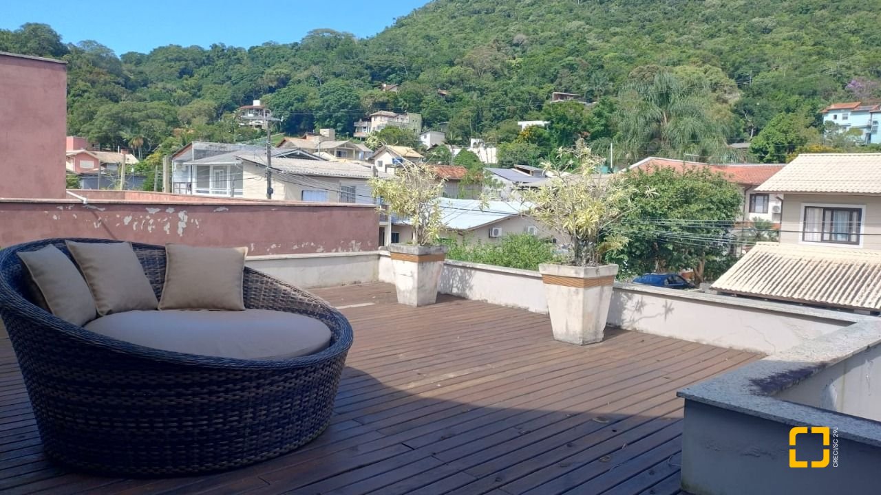 Casa com 203m², 5 quartos (sendo 1 suíte), 2 garagens, no bairro Sambaqui em Florianópolis