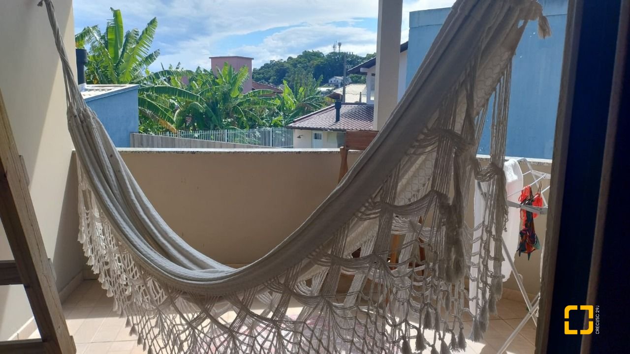 Casa com 203m², 5 quartos (sendo 1 suíte), 2 garagens, no bairro Sambaqui em Florianópolis