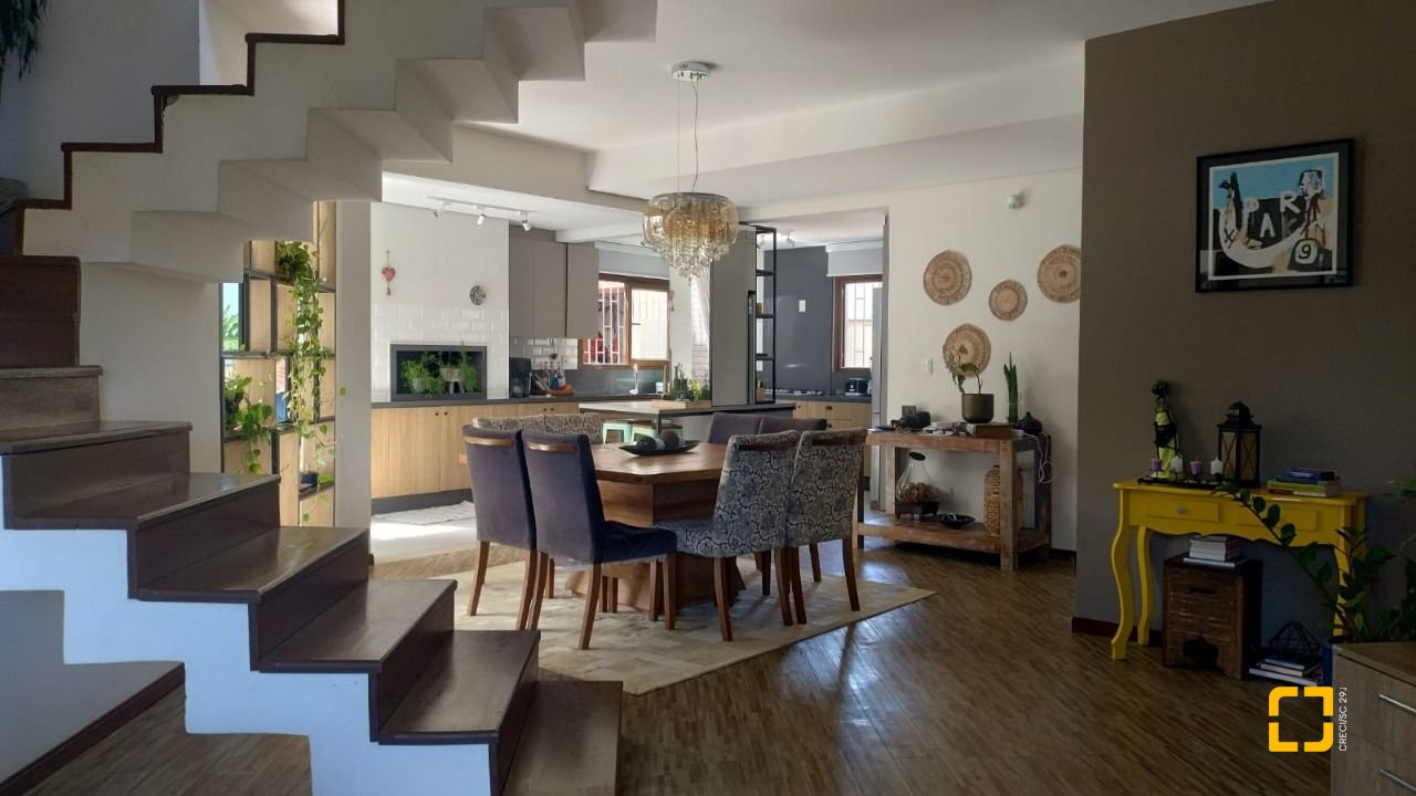 Casa com 203m², 5 quartos (sendo 1 suíte), 2 garagens, no bairro Sambaqui em Florianópolis