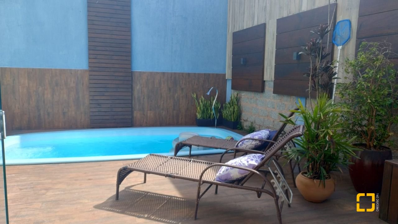 Casa com 203m², 5 quartos (sendo 1 suíte), 2 garagens, no bairro Sambaqui em Florianópolis
