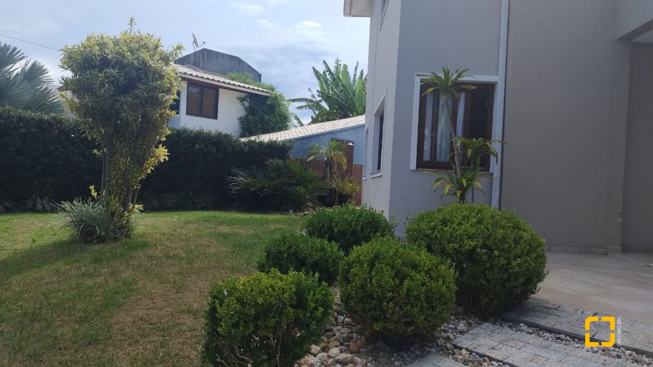 Casa com 203m², 5 quartos (sendo 1 suíte), 2 garagens, no bairro Sambaqui em Florianópolis