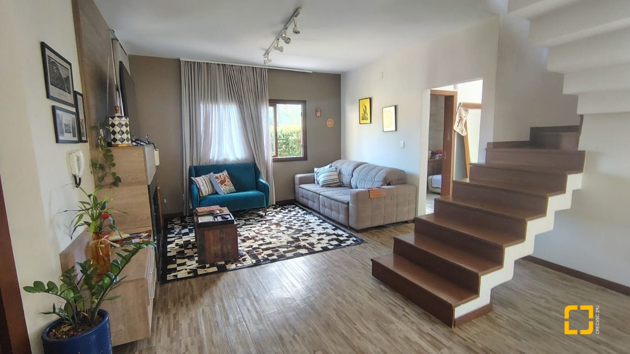 Casa com 203m², 5 quartos (sendo 1 suíte), 2 garagens, no bairro Sambaqui em Florianópolis