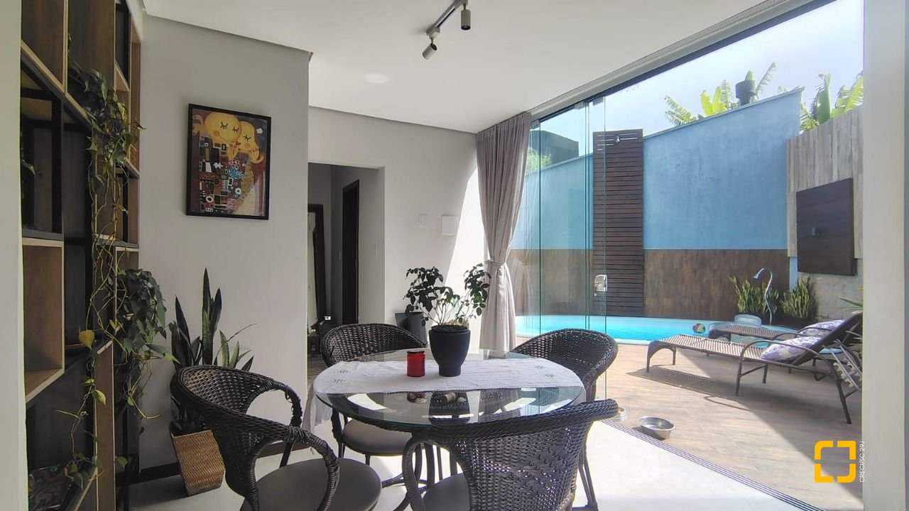 Casa com 203m², 5 quartos (sendo 1 suíte), 2 garagens, no bairro Sambaqui em Florianópolis
