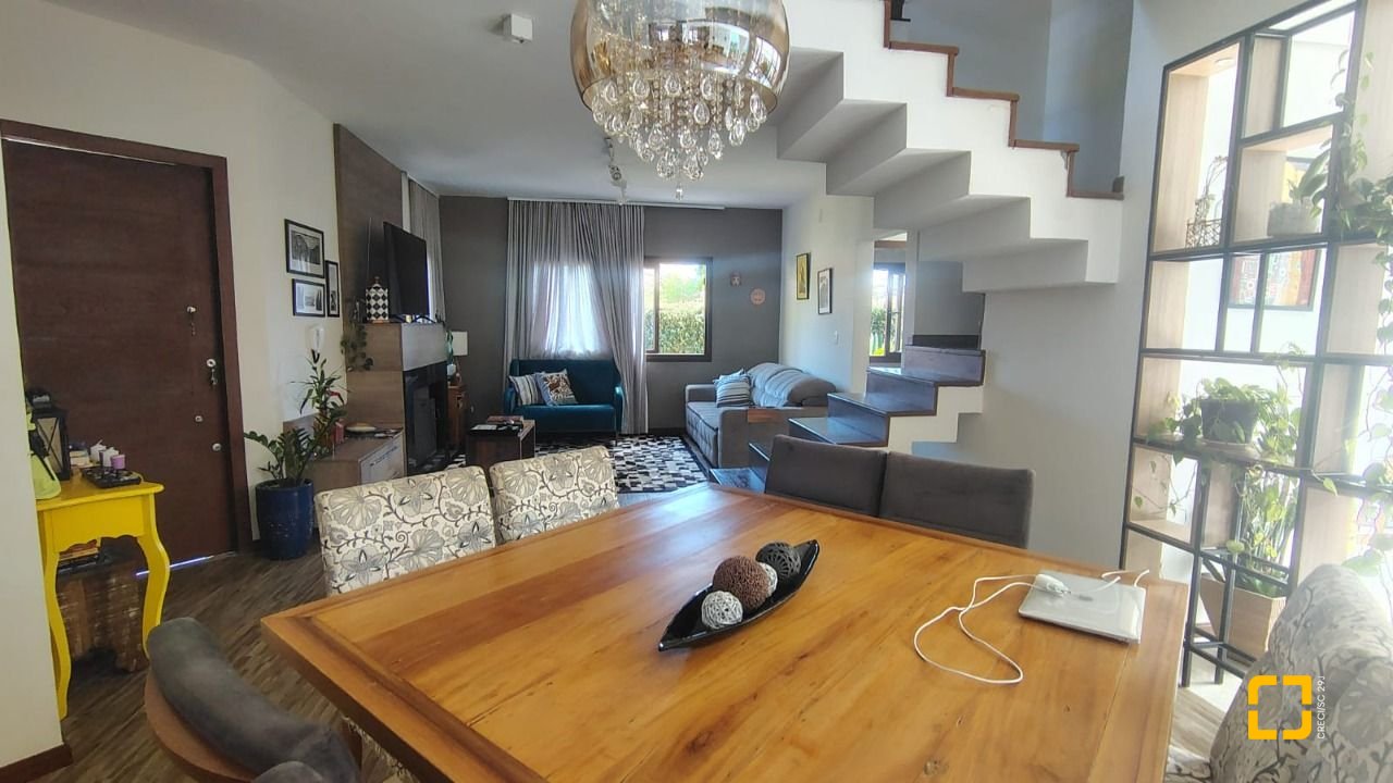 Casa com 203m², 5 quartos (sendo 1 suíte), 2 garagens, no bairro Sambaqui em Florianópolis