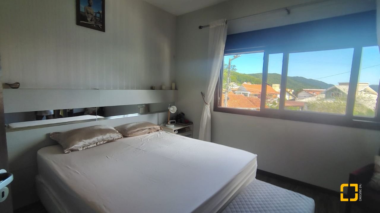 Casa com 203m², 5 quartos (sendo 1 suíte), 2 garagens, no bairro Sambaqui em Florianópolis