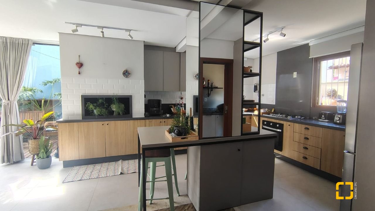 Casa com 203m², 5 quartos (sendo 1 suíte), 2 garagens, no bairro Sambaqui em Florianópolis