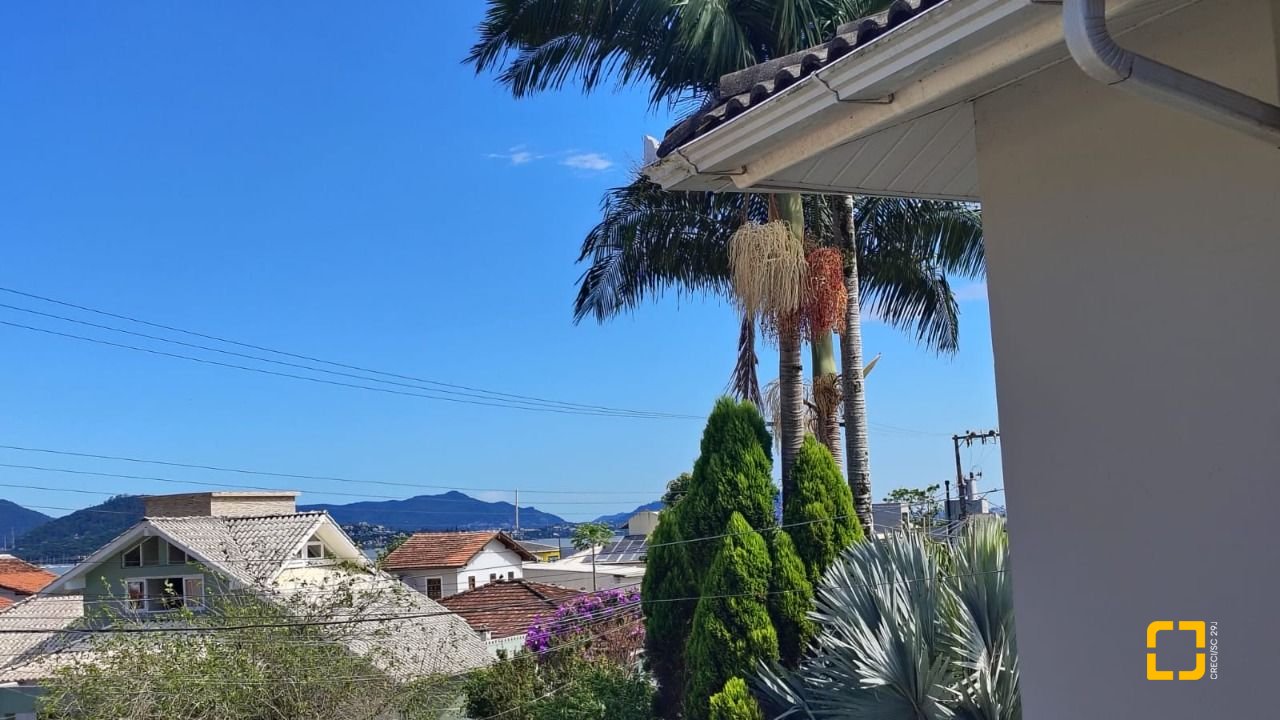 Casa com 203m², 5 quartos (sendo 1 suíte), 2 garagens, no bairro Sambaqui em Florianópolis