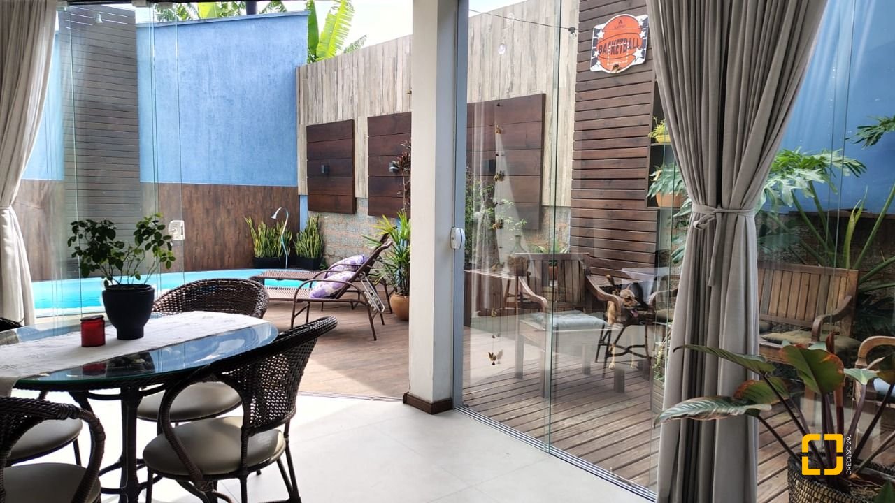 Casa com 203m², 5 quartos (sendo 1 suíte), 2 garagens, no bairro Sambaqui em Florianópolis