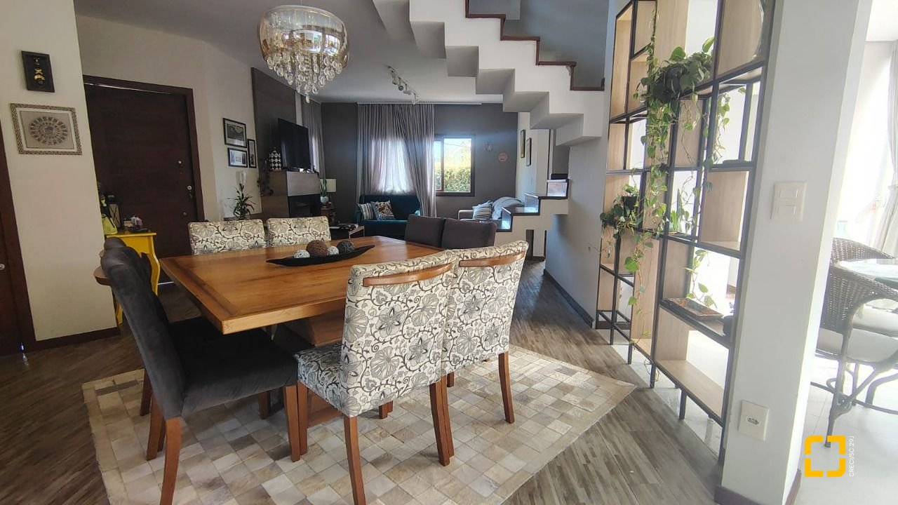 Casa com 203m², 5 quartos (sendo 1 suíte), 2 garagens, no bairro Sambaqui em Florianópolis