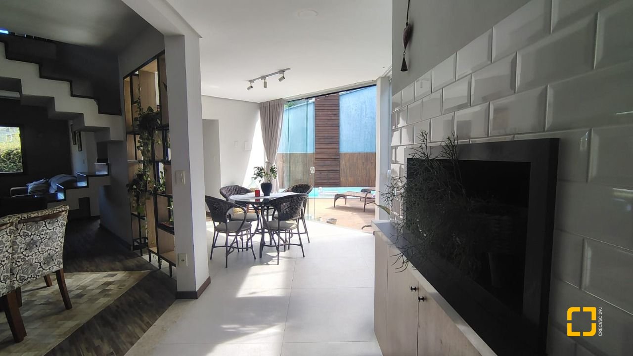 Casa com 203m², 5 quartos (sendo 1 suíte), 2 garagens, no bairro Sambaqui em Florianópolis