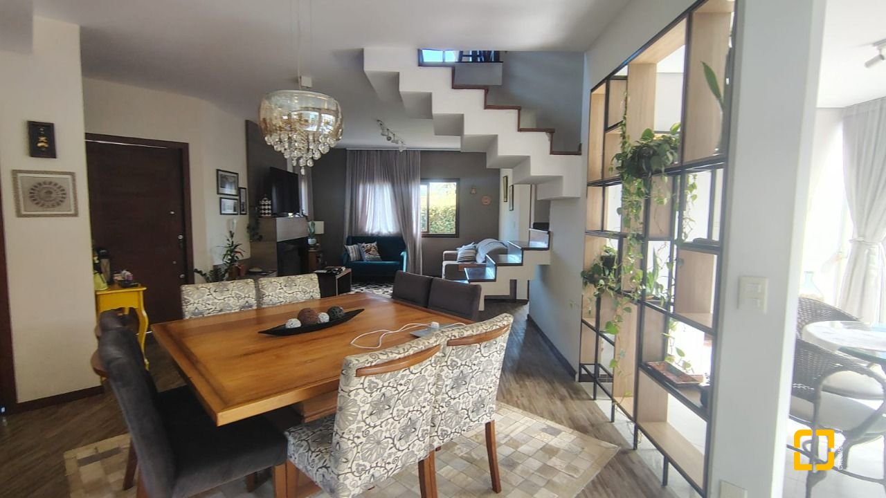 Casa com 203m², 5 quartos (sendo 1 suíte), 2 garagens, no bairro Sambaqui em Florianópolis